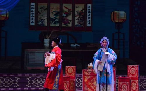 Symbolic props were used on stage to represent scenes of a play.