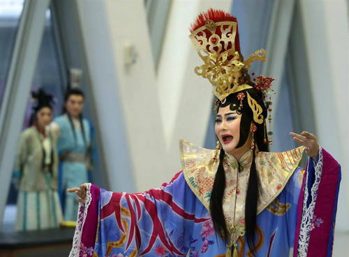 The actors’ expressions and movements reflected the plot and characters.