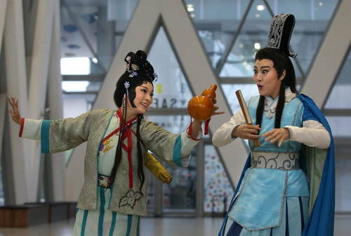 Some movements of the actors expressed the content of the plot.