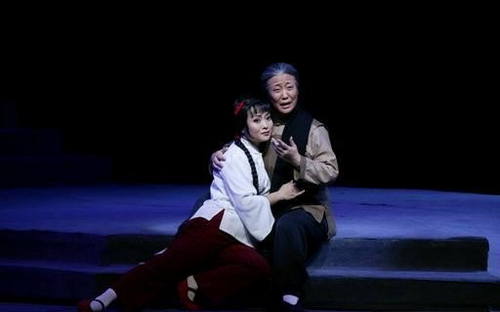 Stills of Lan-Chun Yang (right 1).