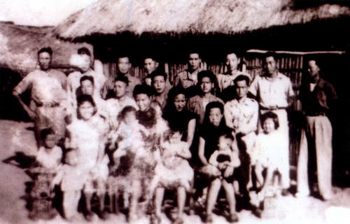In 1951, an amateur Bangzi opera troupe (Dapeng Bangzi opera team) was formed
with Lan-Hua Mao as the core of the troupe.