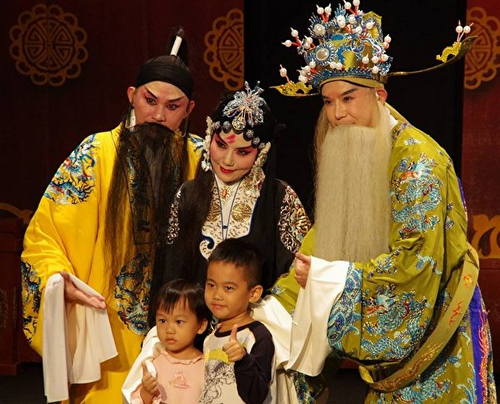 Bangzi Opera actors take photos with the little opera fans.