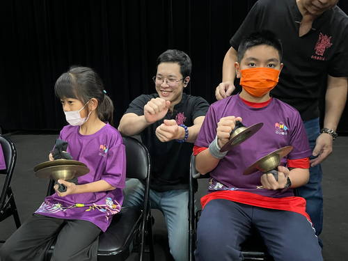 On-site demonstration of opera instrument teaching.