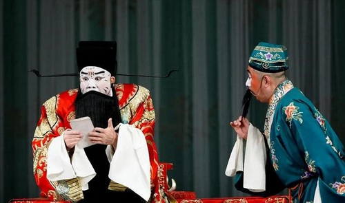white facial makeup:The image of Cao Cao in opera.