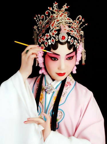 Before the performance, the actors will apply makeup and decoration on their faces
and heads according to the characteristics of the characters they play.