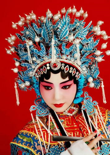 Makeup art should accentuate actors’ appearance, the characters’ personality, and the
characters’ identity.