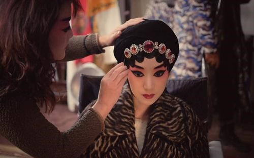 On the opera stage, the actors’ makeup and costumes are the audience’s first
impression.