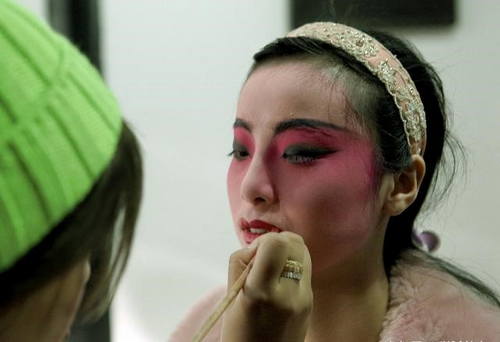 Some makeup is not done by the actors themselves but requires assistance from
others.