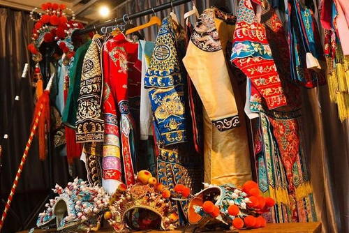 The costumes of opera are based on the performances of the characters in the play.