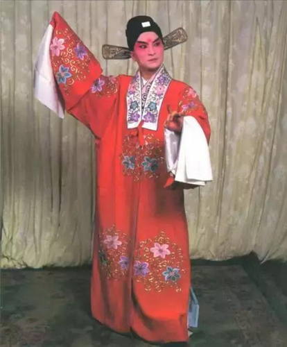 紅色男帔：戲曲舞台上青年文武官員的便服或結婚典禮時新郎穿的禮服。