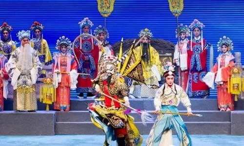 There are various characters on the stage who can serve as soldiers, officials, servants,
etc.