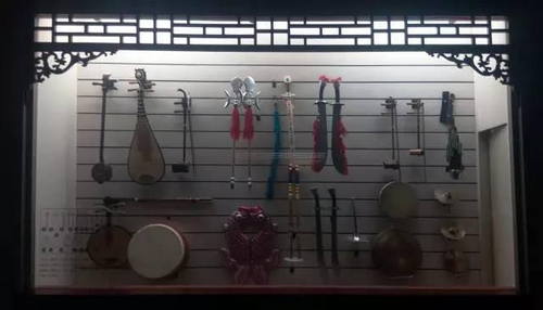 The task of props on stage is to help actors complete their movements.