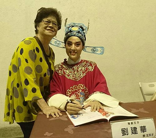 Bangzi Opera Company held a signing event after the performance to meet and
interact with fans.